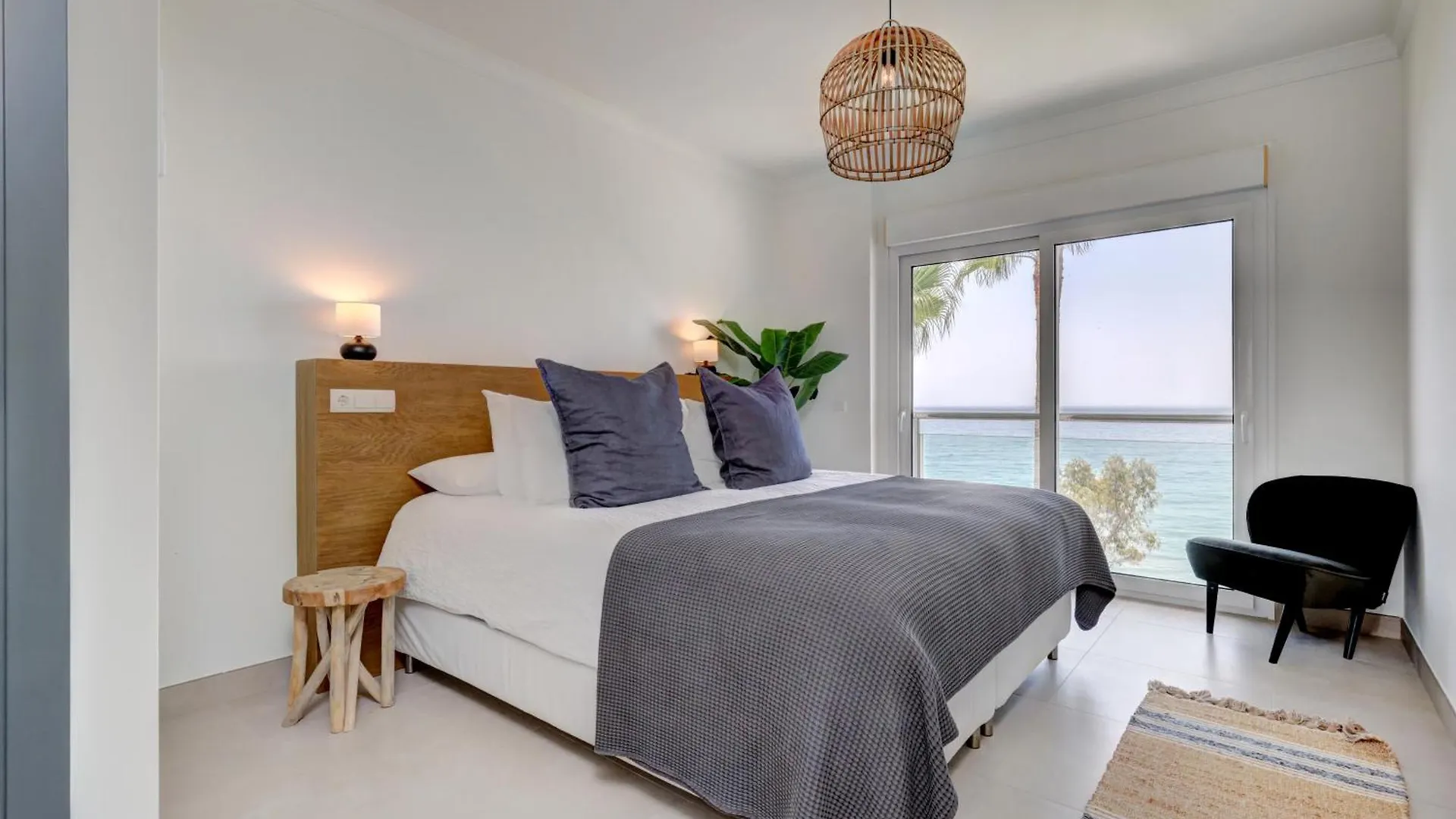 Penthouse Belisimo - Gerenoveerd Appartement Met Balkon & Zeezicht エステポナ アパート